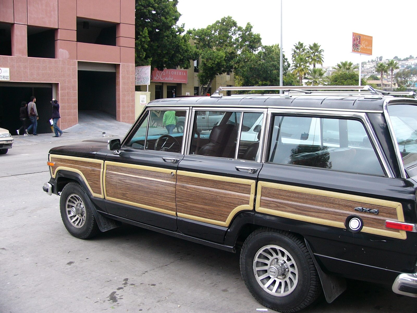 jeep_grand_wagoneer_by_flyinracedude-d4h7un4.jpg