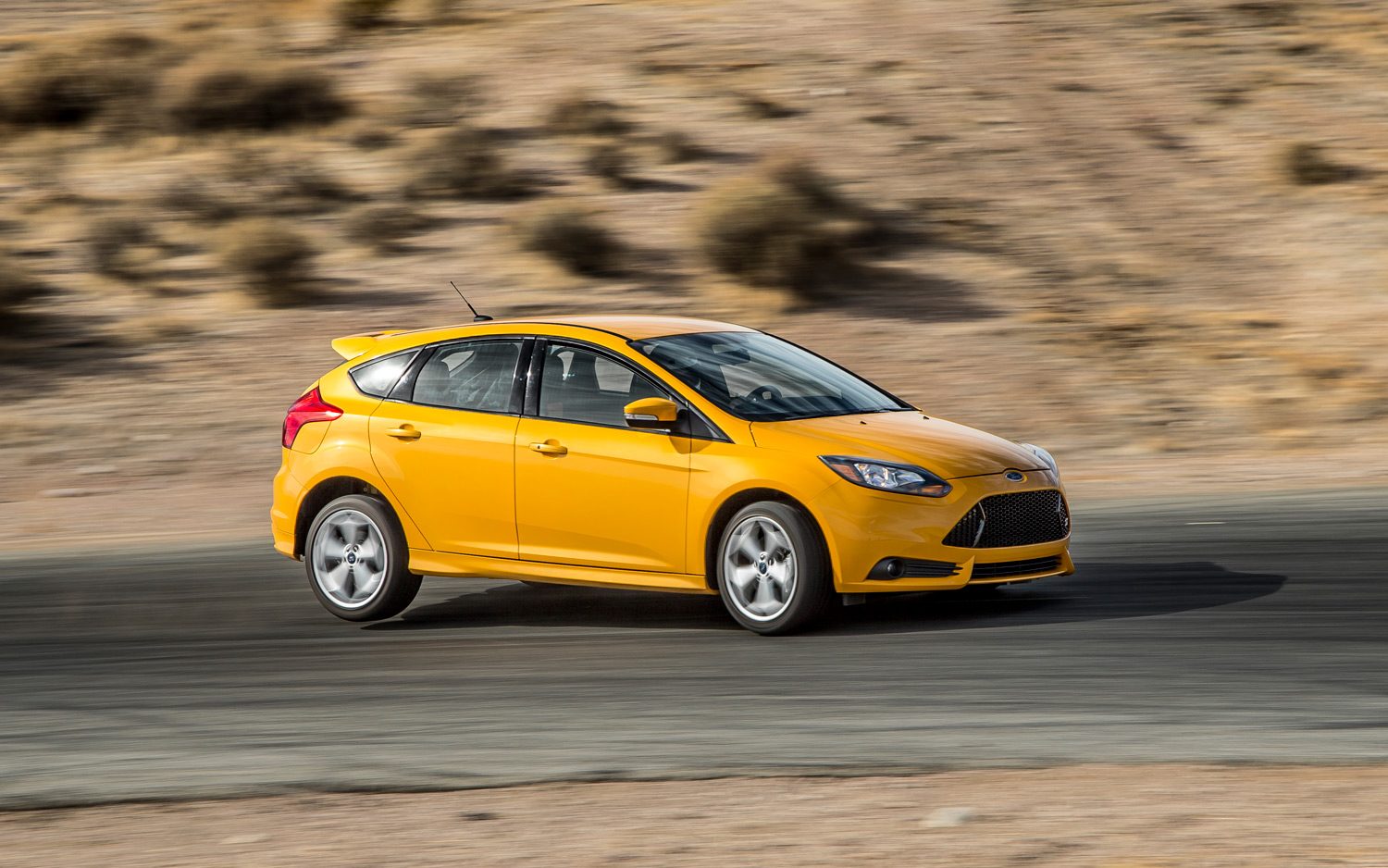 2013-Ford-Focus-ST-on-track-lifting-wheel.jpg