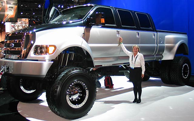 112_2006_sema_299x+2007_ford_f650_by_DeBerti_Designs+side_view.jpg