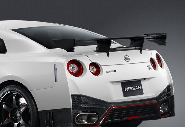 2015-nissan-gt-r-nismo-9_600x0w.jpg