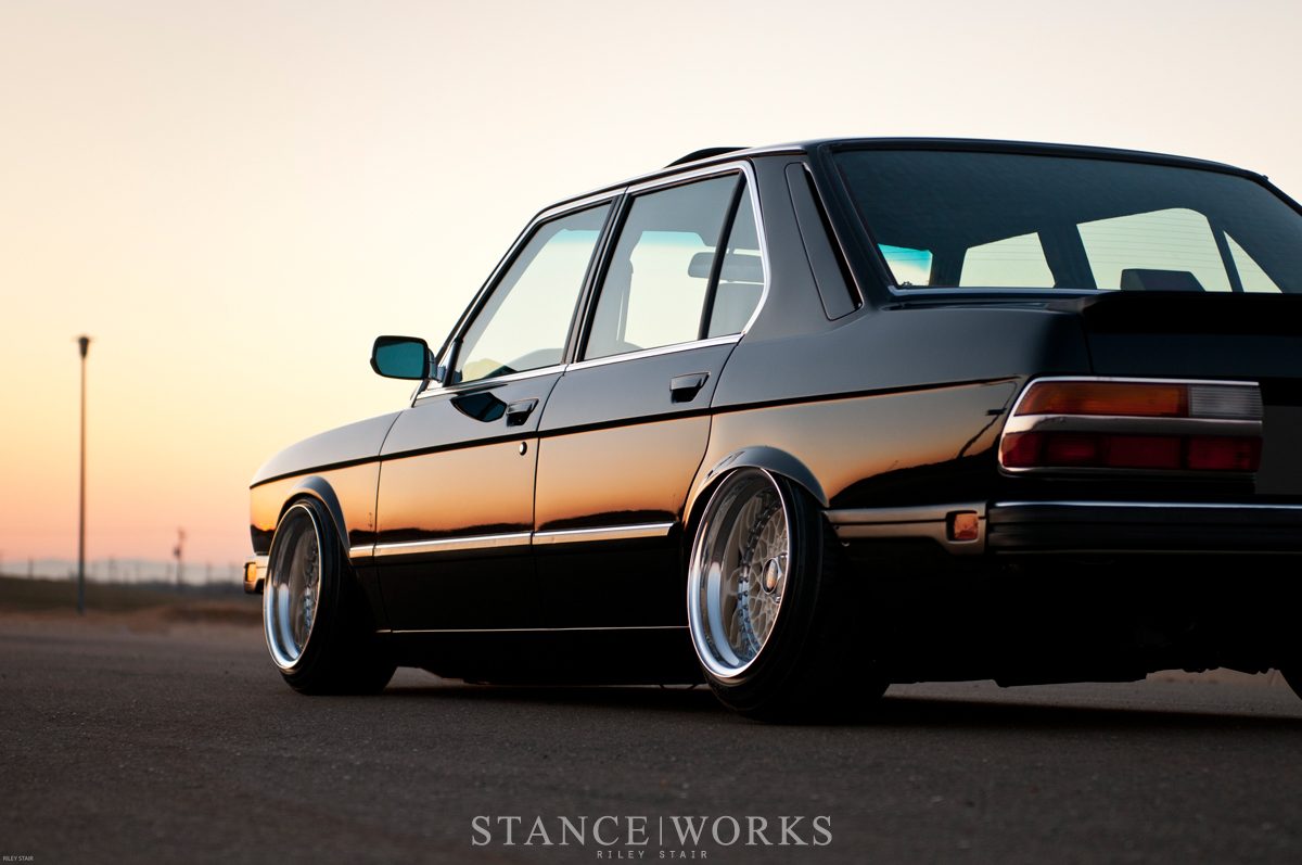 black-bmw-e28-535i-535is.jpg