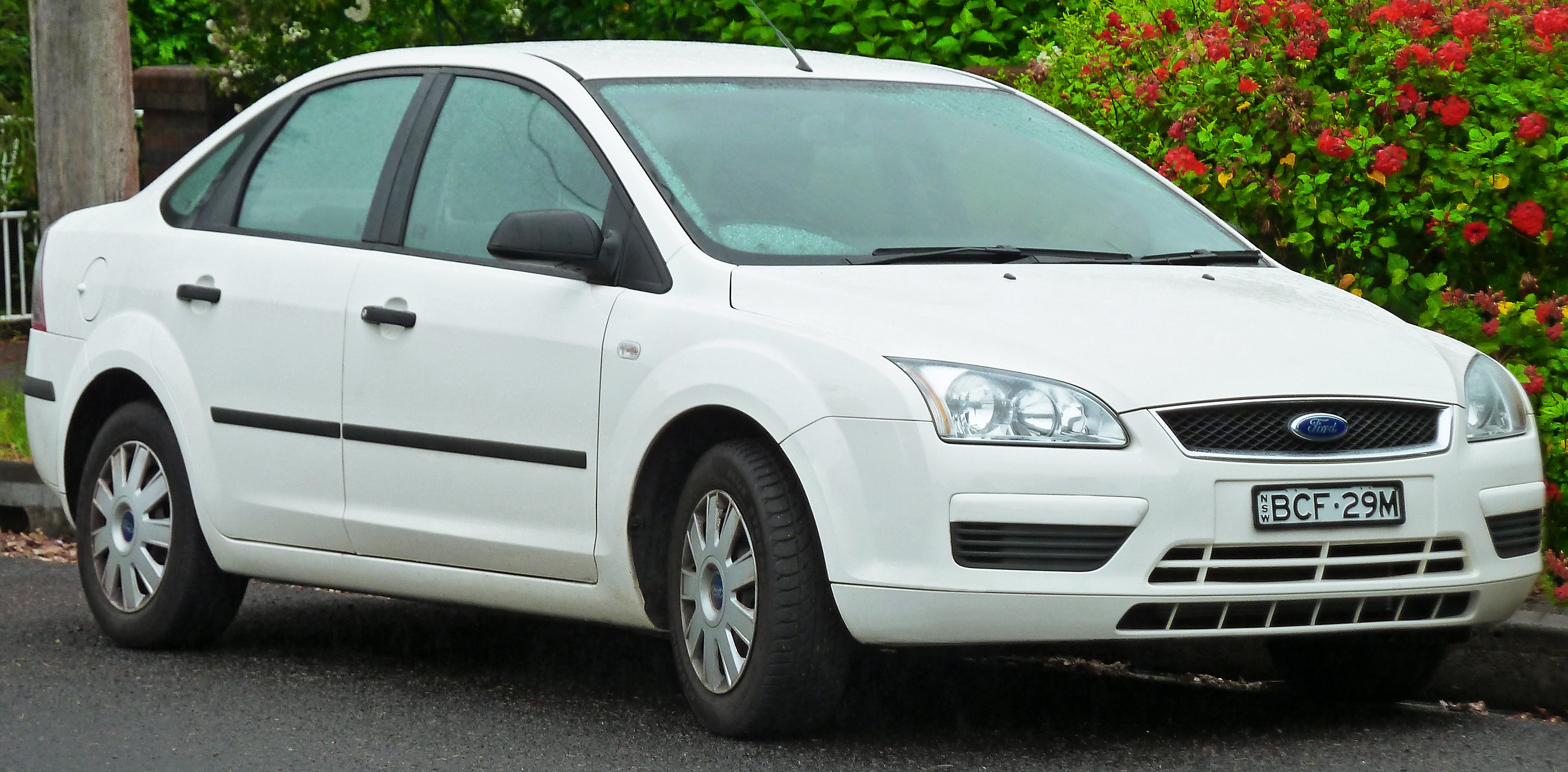 2005-2007_Ford_Focus_(LS)_CL_sedan_(2011-11-17)_01.jpg