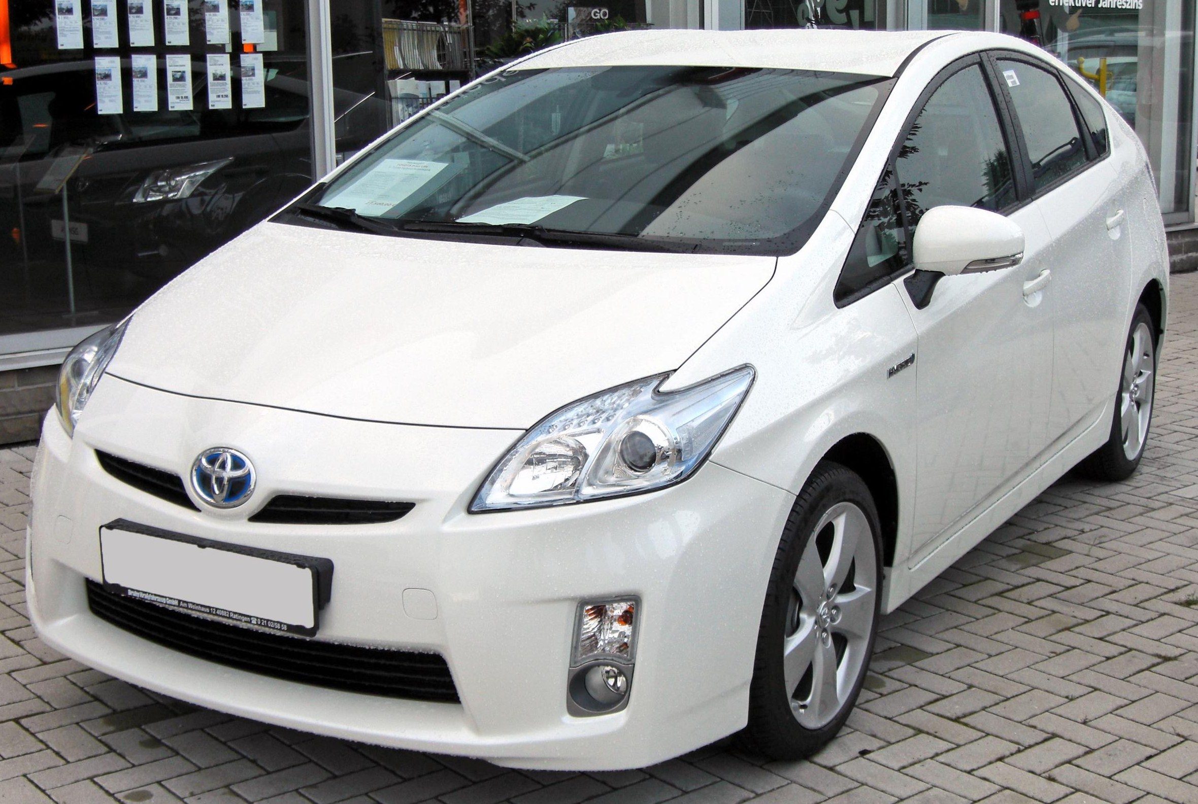 Toyota_Prius_III_20090710_front.JPG