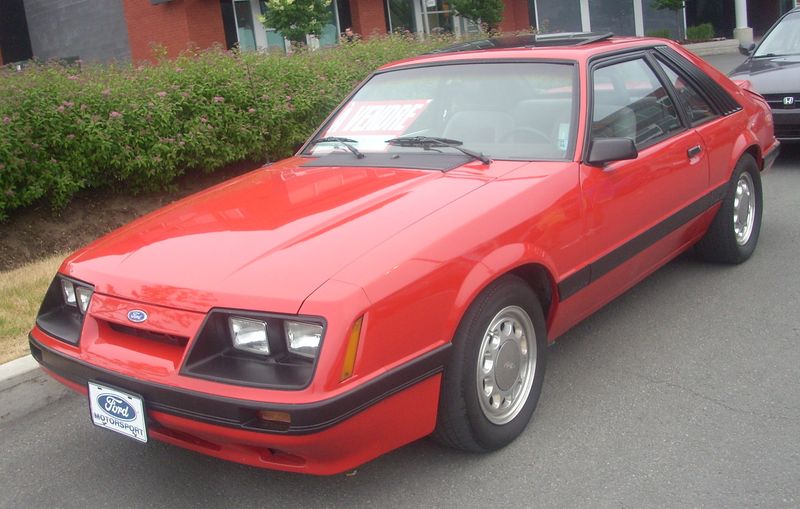 800px-%2783-%2786_Ford_Mustang_Liftback_%28Centropolis_Laval_%2710%29.jpg