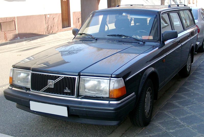 800px-Volvo_240_front_20080218.jpg