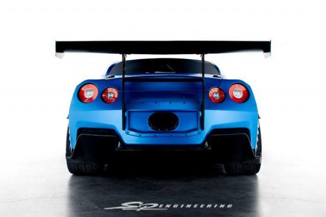 Nissan-GT-R-in-Fast-and-Furious-6-5.jpg