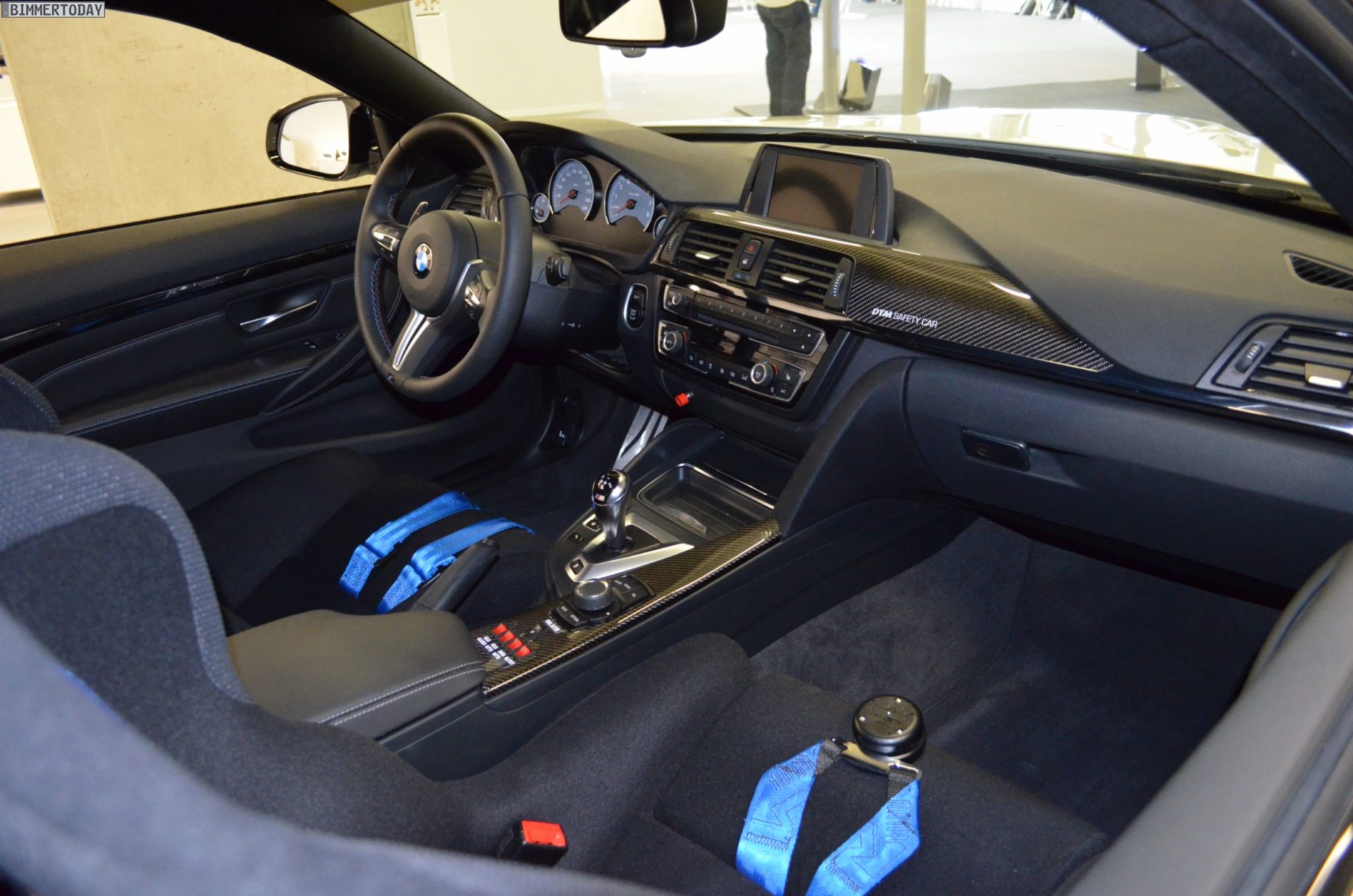 BMW-M4-DTM-Safety-Car-2014-F82-Details-Interieur-01.jpg