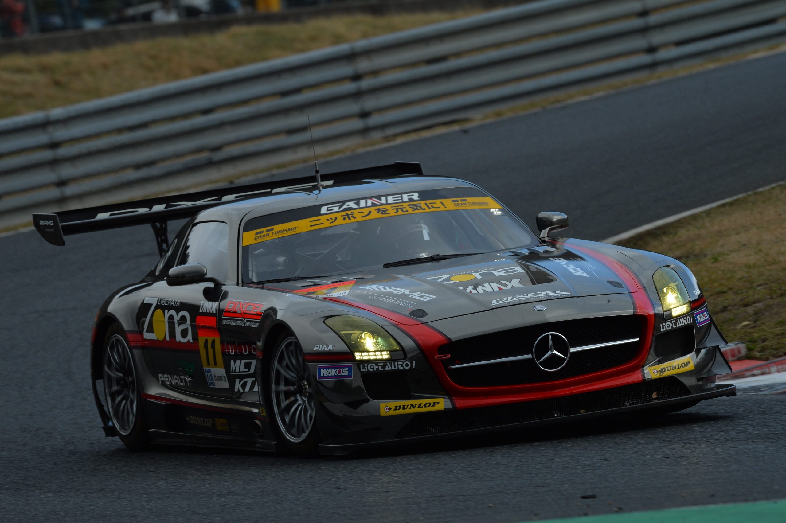 Super-GT-Okayama-2013-Gainer-Dixcel-SLS.jpg