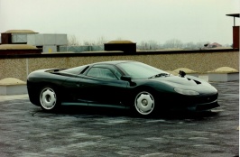 Pininfarina_Jaguar_XJ220_Brunei_1995_02.jpg