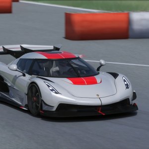 Screenshot_koenigsegg_jesko_attack_letisko_piestany_4-3-122-18-27-53.jpg