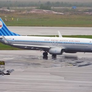 KLM_(Retro_livery),_PH-BXA,_Boeing_737-8K2_(16268759998).jpg