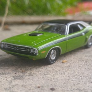 Auto World 1/64: Dodge Challenger