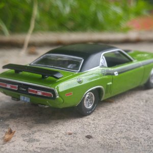 Auto World 1/64: Dodge Challenger