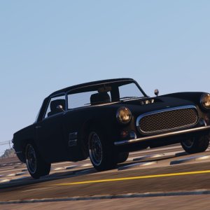 SPD sets up a small drag race with 5 classic sports cars 2