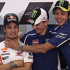 Rossi strangles Pedrosa