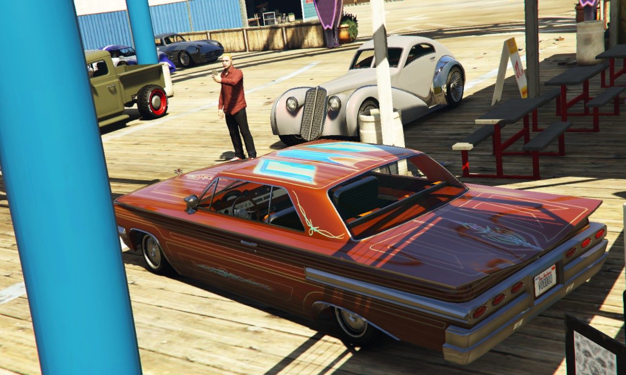 A small classic car show in Del Perro Pier 11