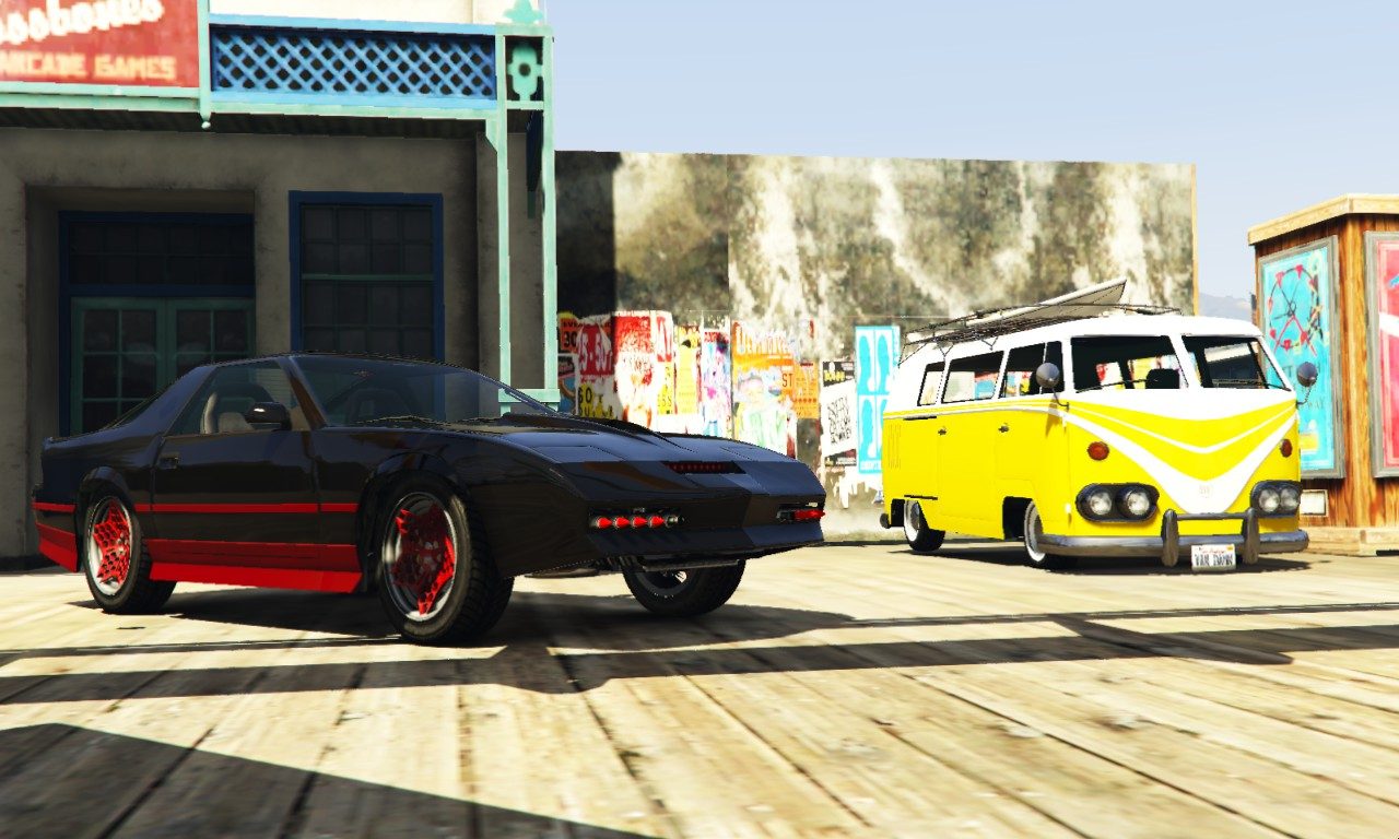 A small classic car show in Del Perro Pier 12