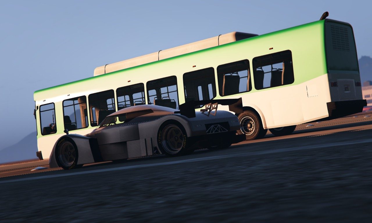 An airport coach meets the Annis RE-7B 1
