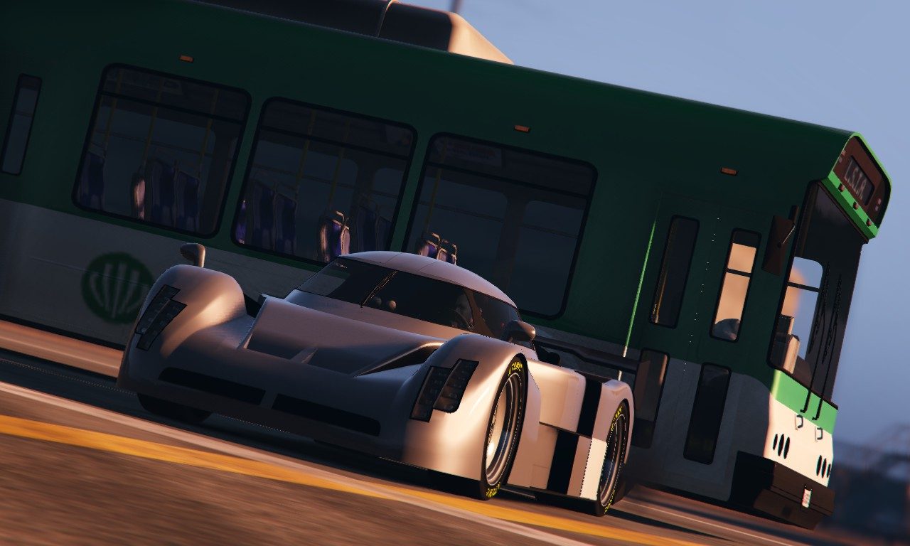 An airport coach meets the Annis RE-7B 4