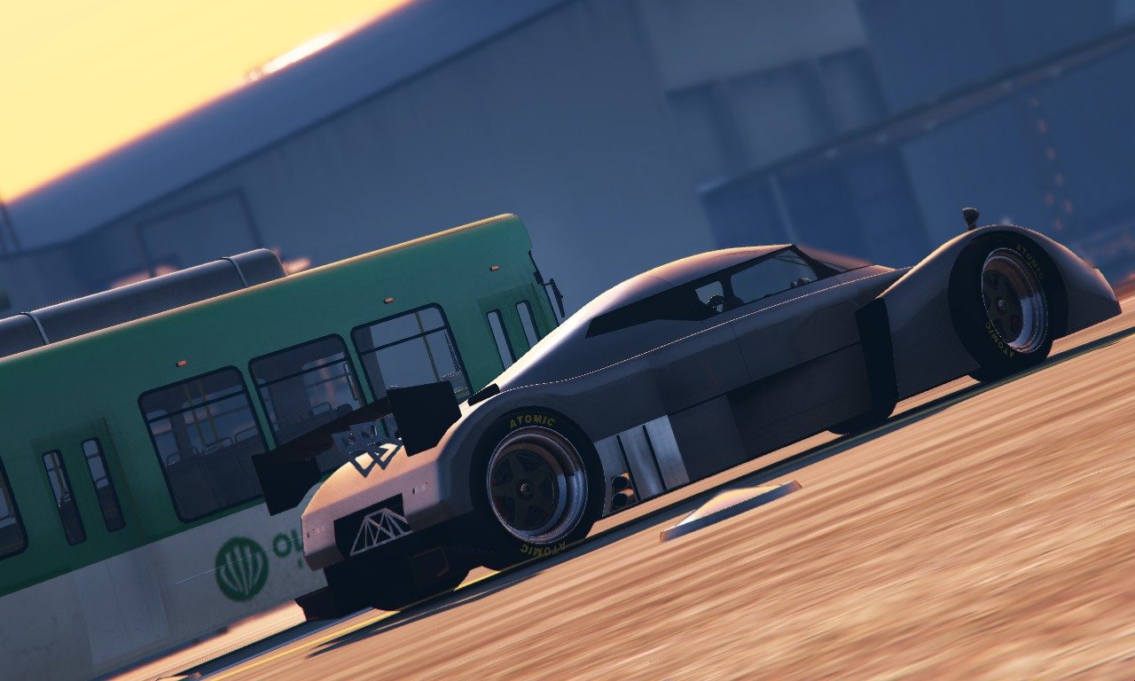 An airport coach meets the Annis RE-7B 5