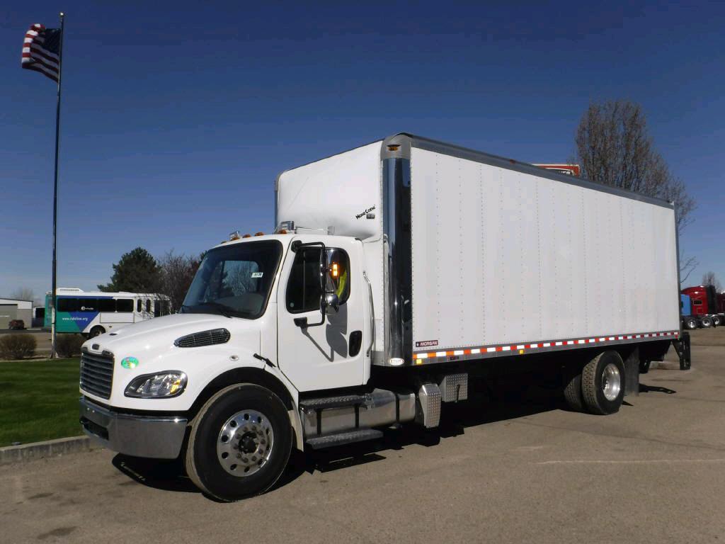 2 тонные грузовики. Freightliner m2 Box Truck. Box Truck freightliner 5001. 2012 Freightliner m2 Box Truck. Freightliner m915.