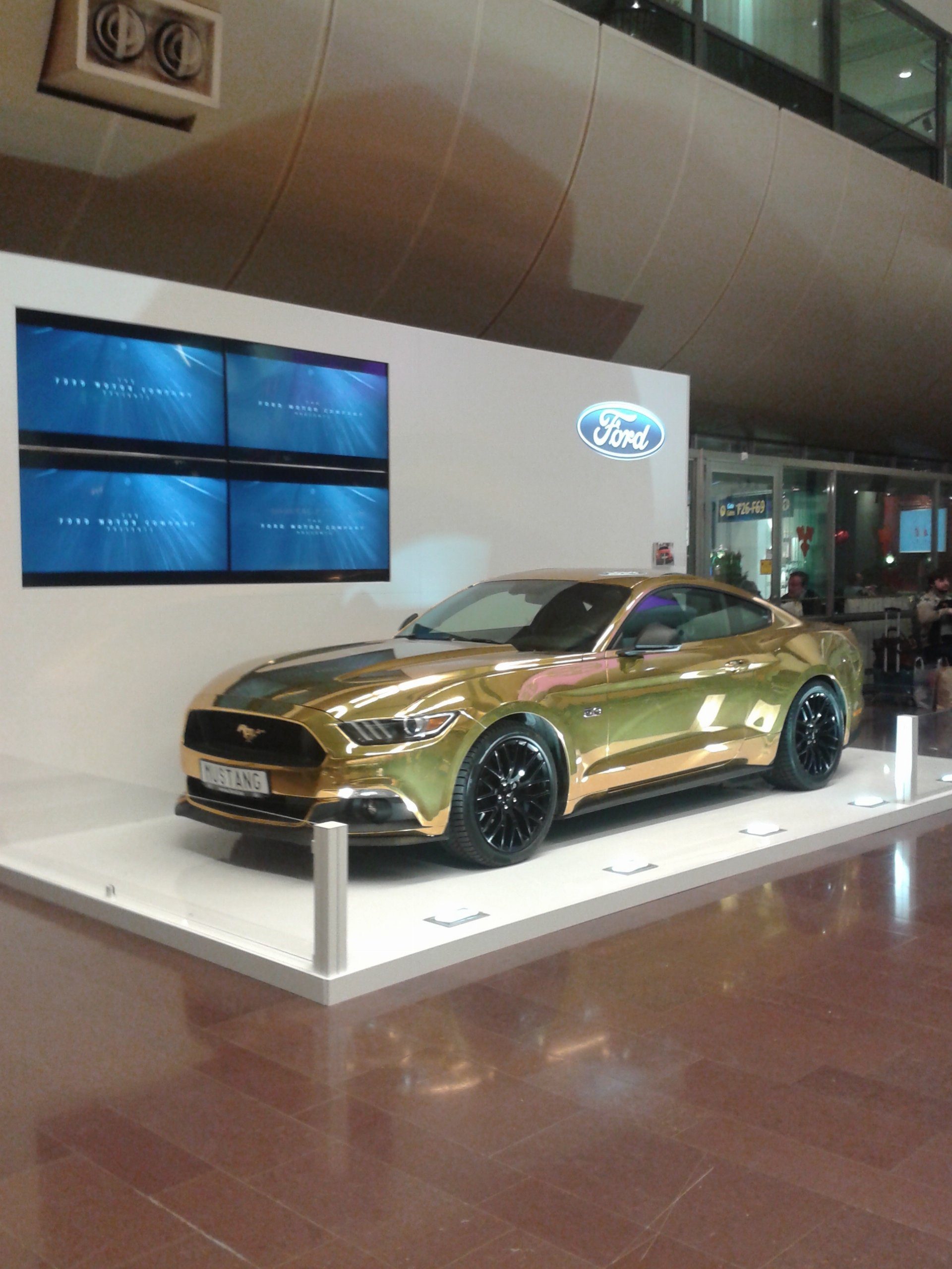 Ford Mustang (Gold Chrome) 20151129_175239