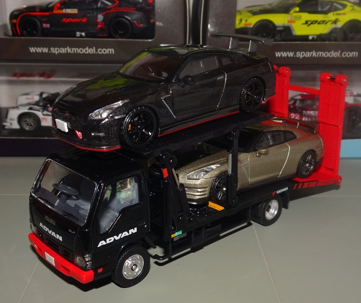 Isuzu Elf Hanamidai Jidousha ADVAN Safety Loader (w/ R35 GT-R's).