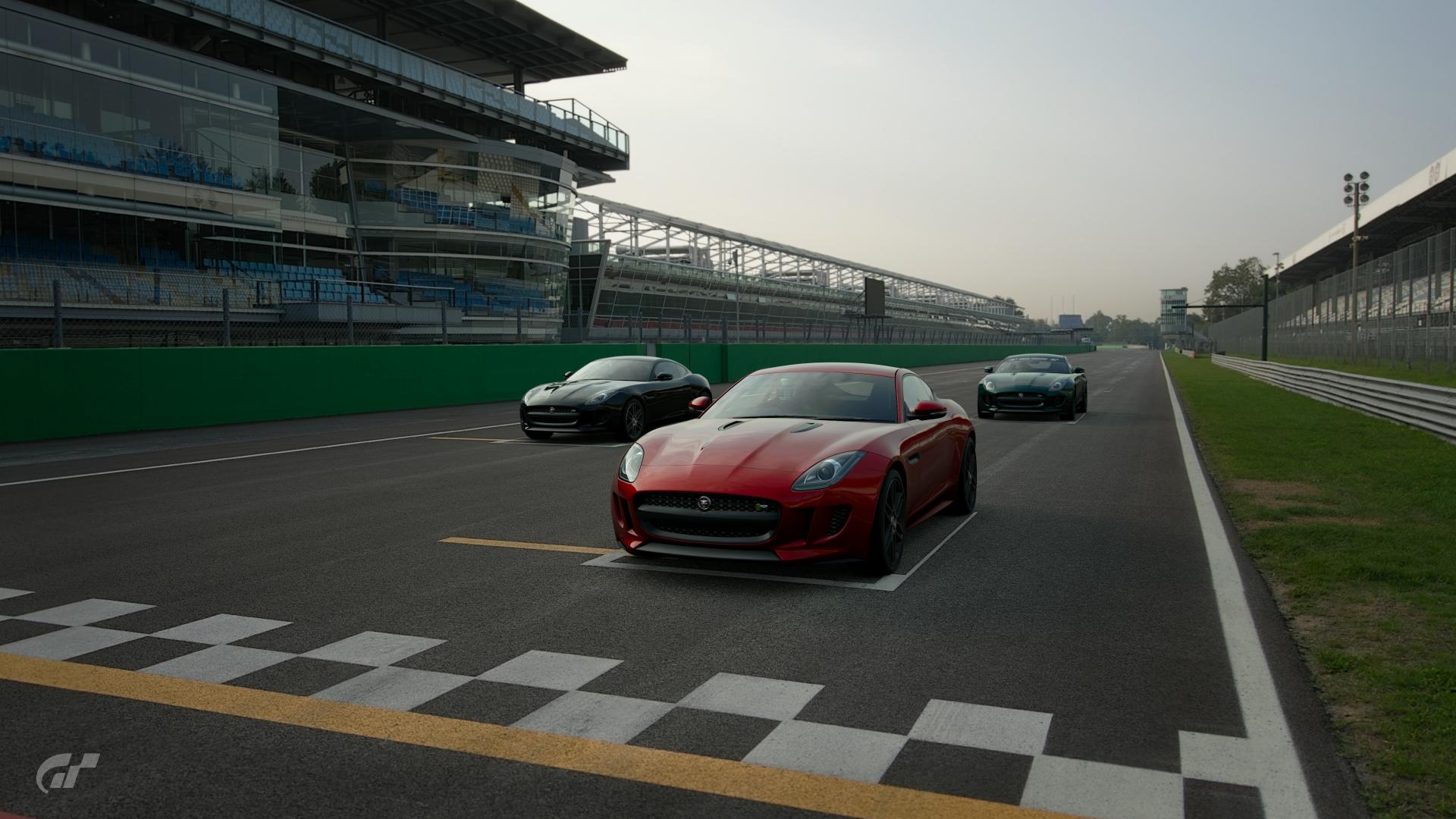 Jaguar F-type R Coupé '14s at the grid