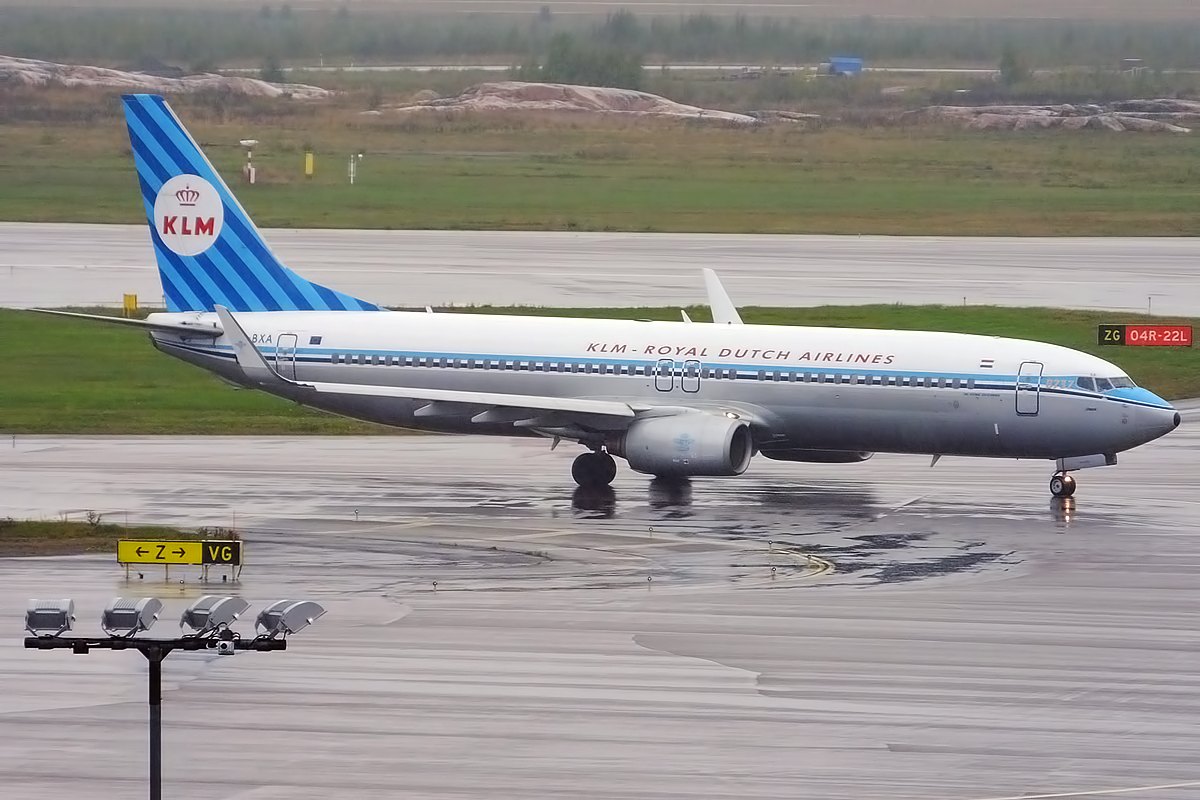 KLM_(Retro_livery),_PH-BXA,_Boeing_737-8K2_(16268759998).jpg