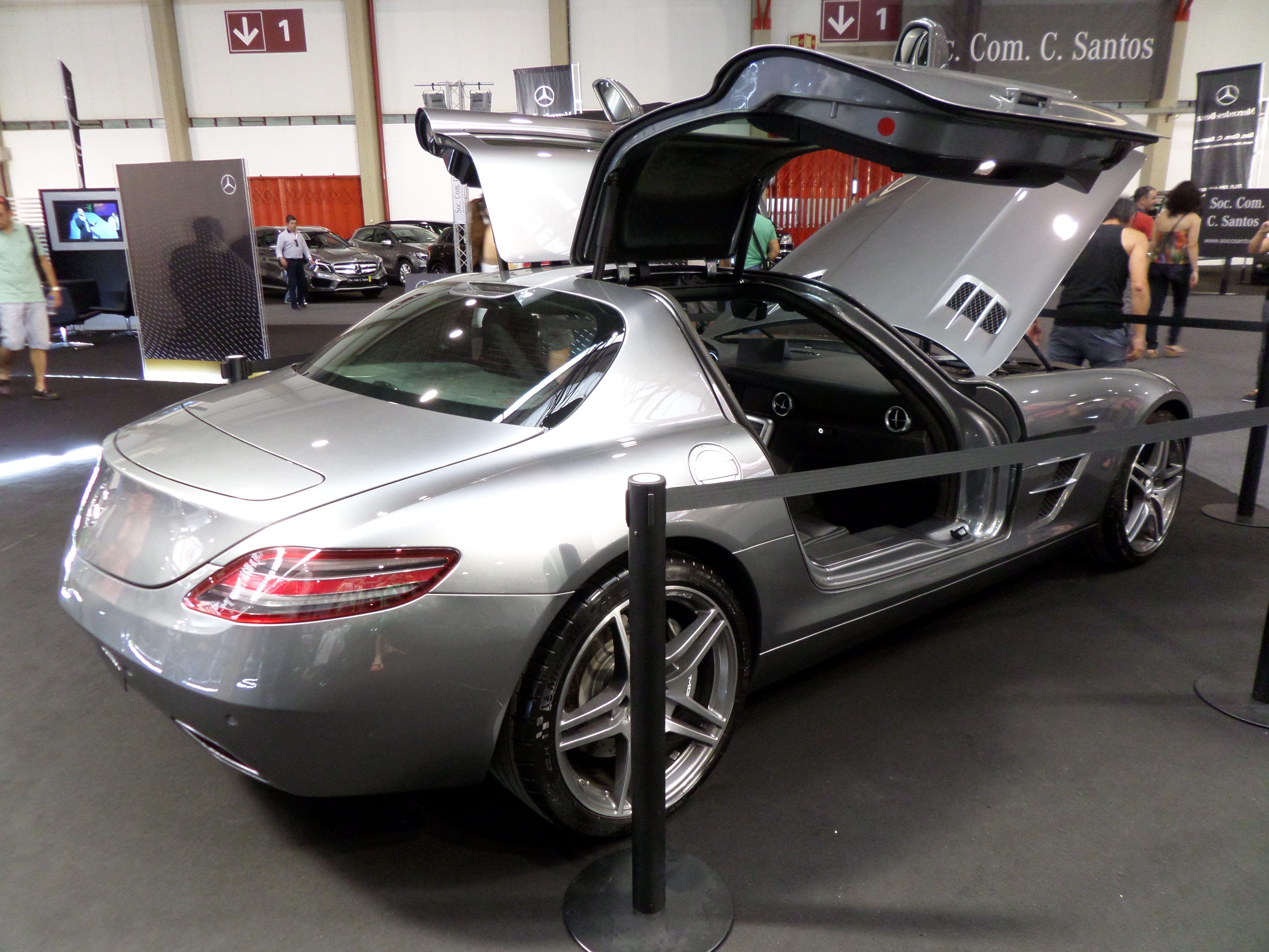 Mercedes SLS AMG: Gullwings for everyone!