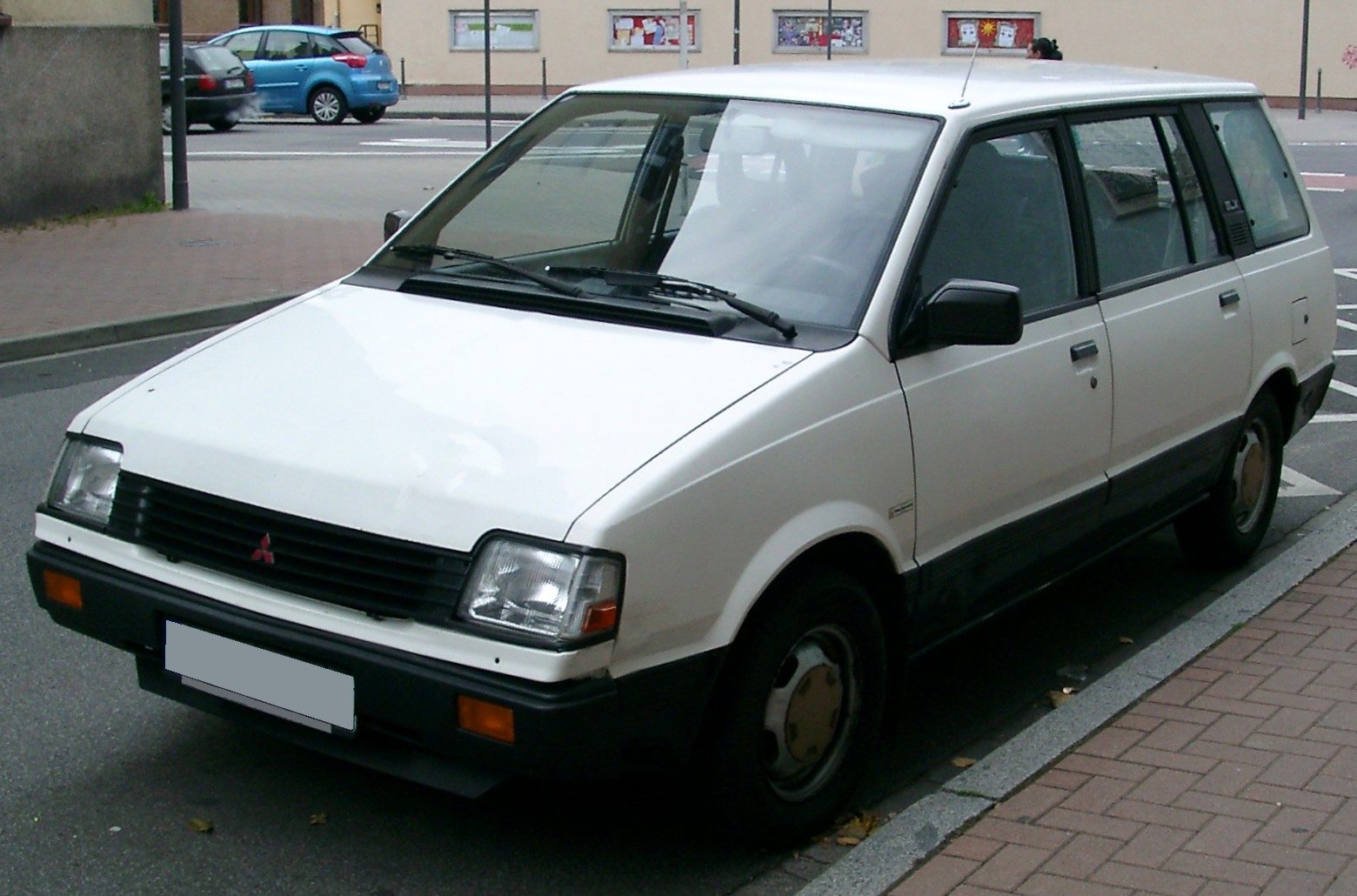 Митсубиси space wagon