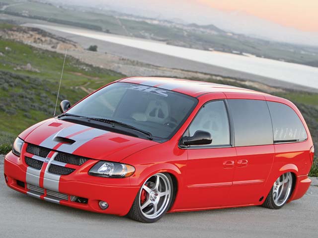 0608tr_01_z+2003_custom_dodge_caravan+front_angle.jpg