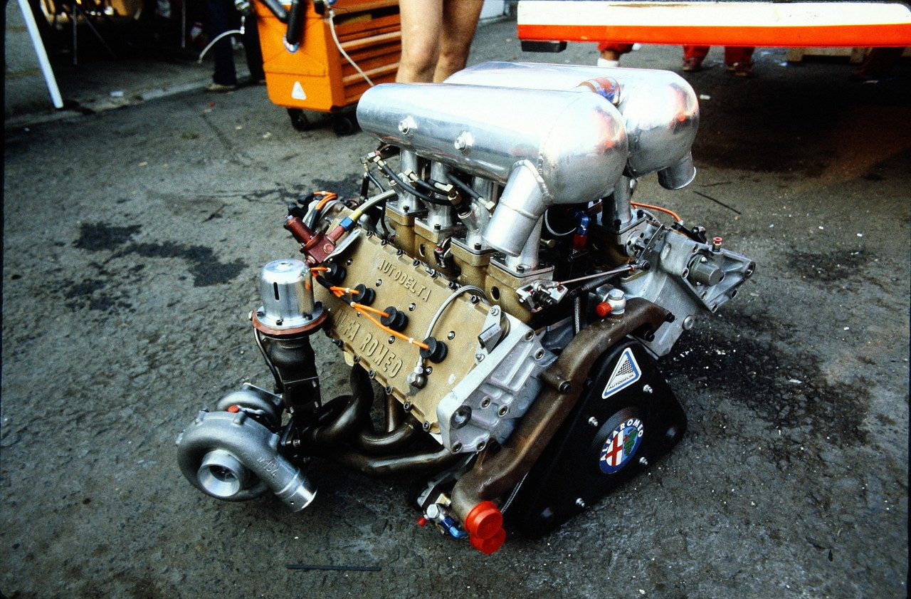 Моторы alfa. Двигатель v8 Альфа Ромео. Двигатель Alfa Romeo 33 1.5. — Alfa-Romeo 890t v8 1.5 л Turbo 700 л.с. 1,3 Двигатель Альфа Ромео.