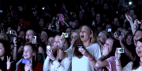 justin-bieber-fans-at-concert-screaming.gif