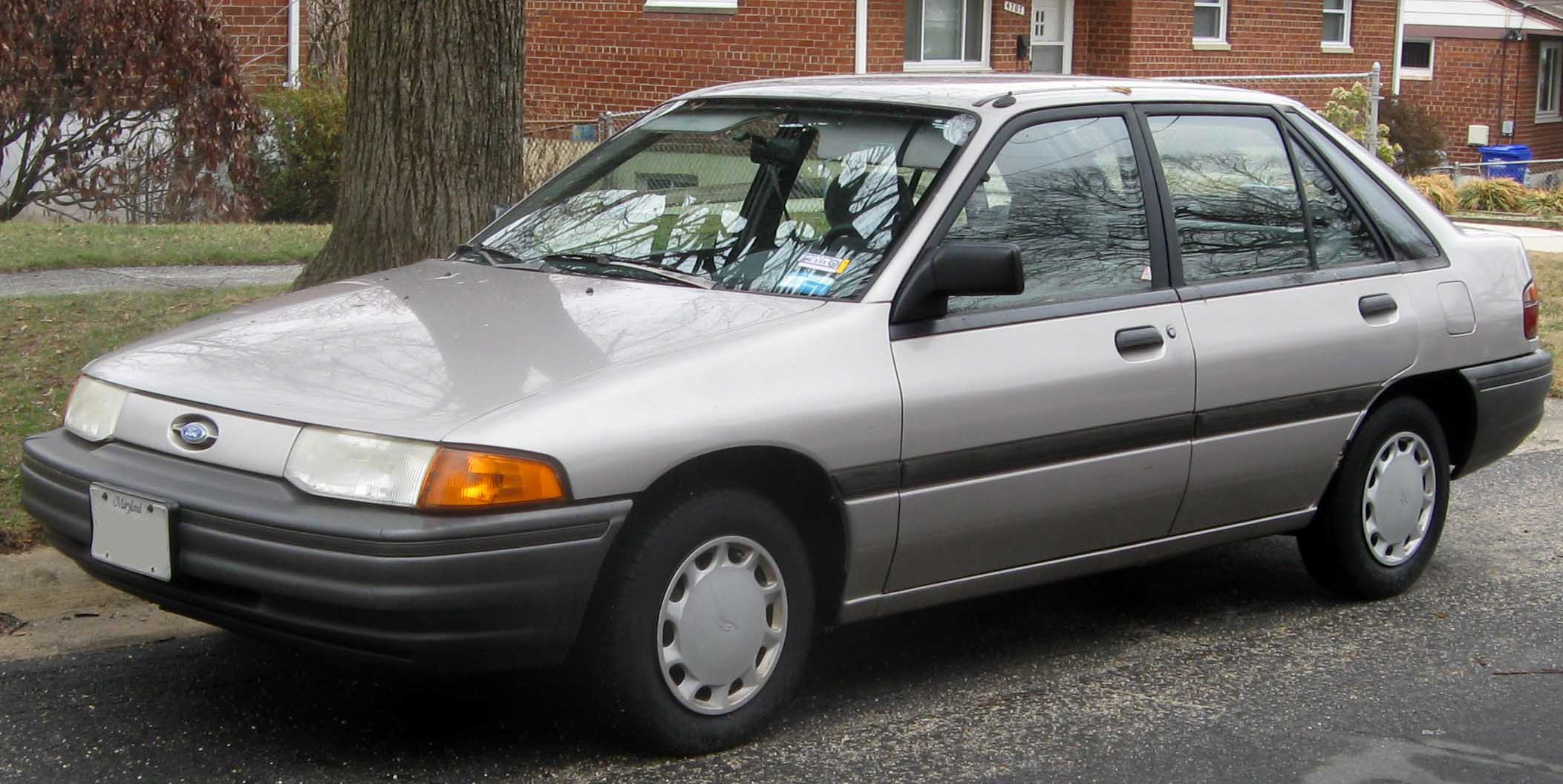 Ford_Escort_LX_hatch_front.jpg