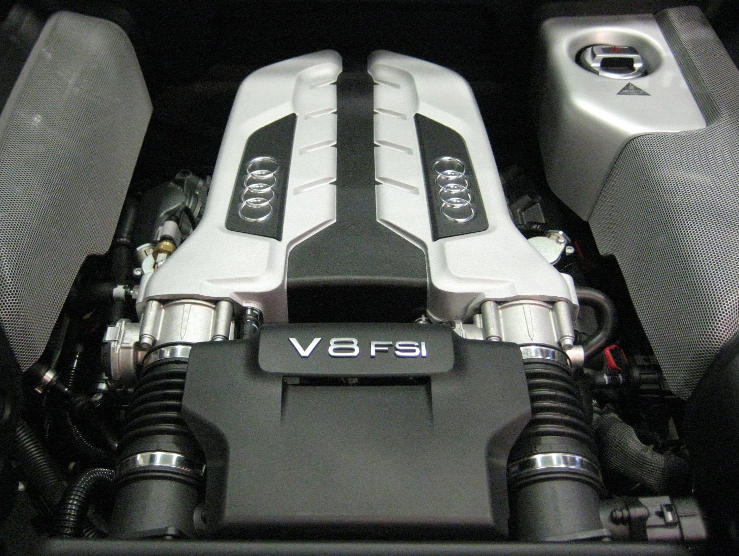 2007_Audi_R8_Engine.JPG