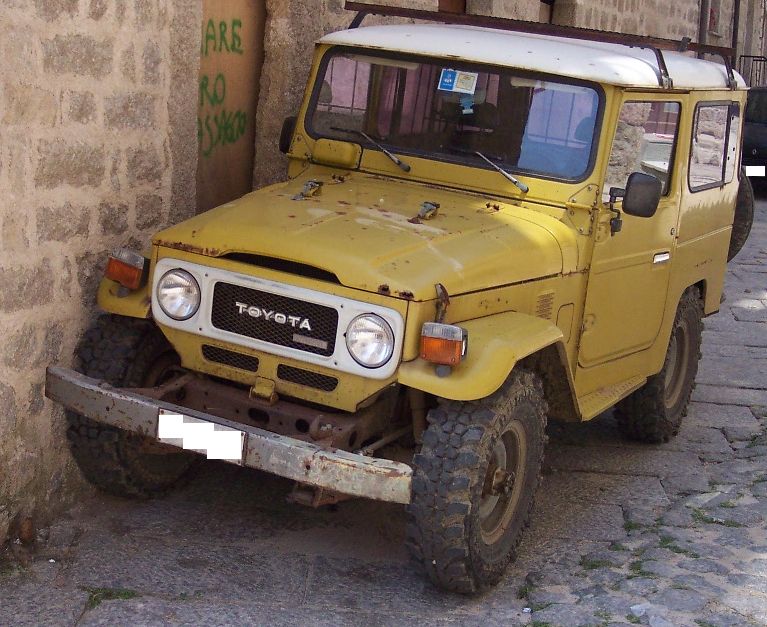 Toyota_Land_Cruiser_yellow_vl.jpg