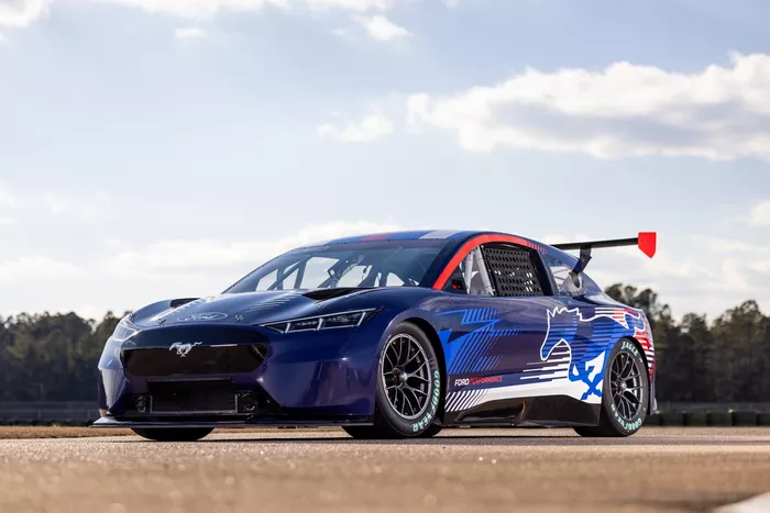 mustang-mach-e-nascar-prototyp.webp