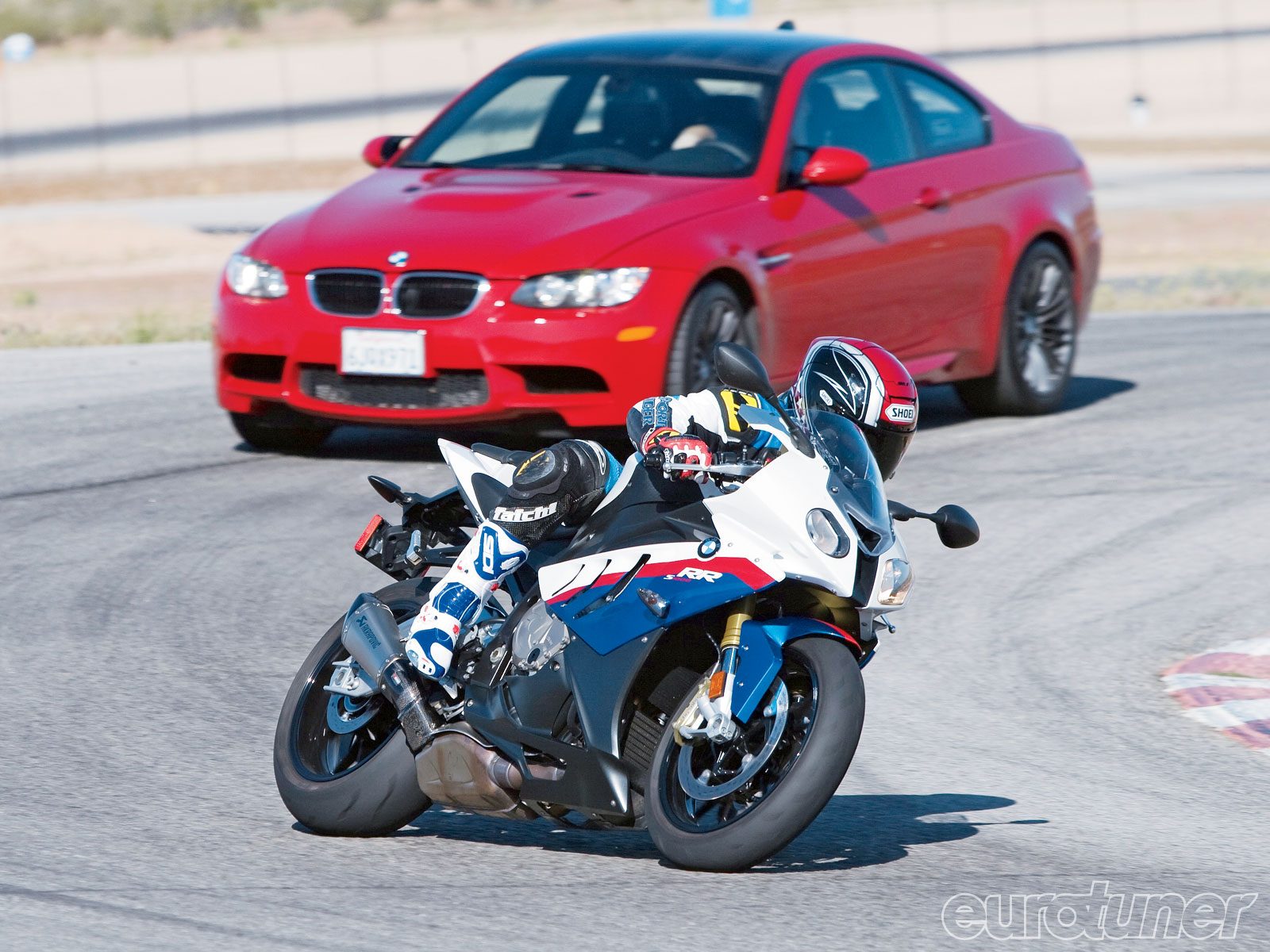 eurp_1009_02_z+BMW_S1000RR_vs_BMW_M3+bike_and_car.jpg