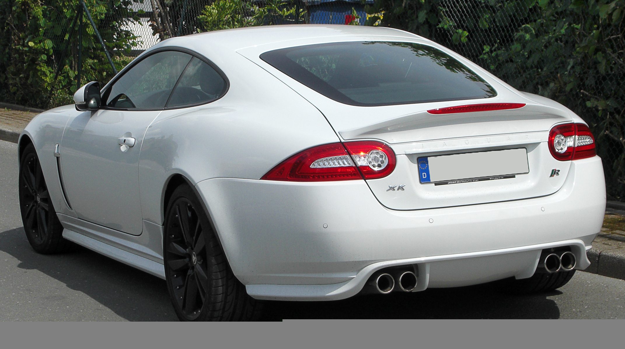 Jaguar_XKR_Coup%C3%A9_(X150)_Facelift_rear_20100717.jpg