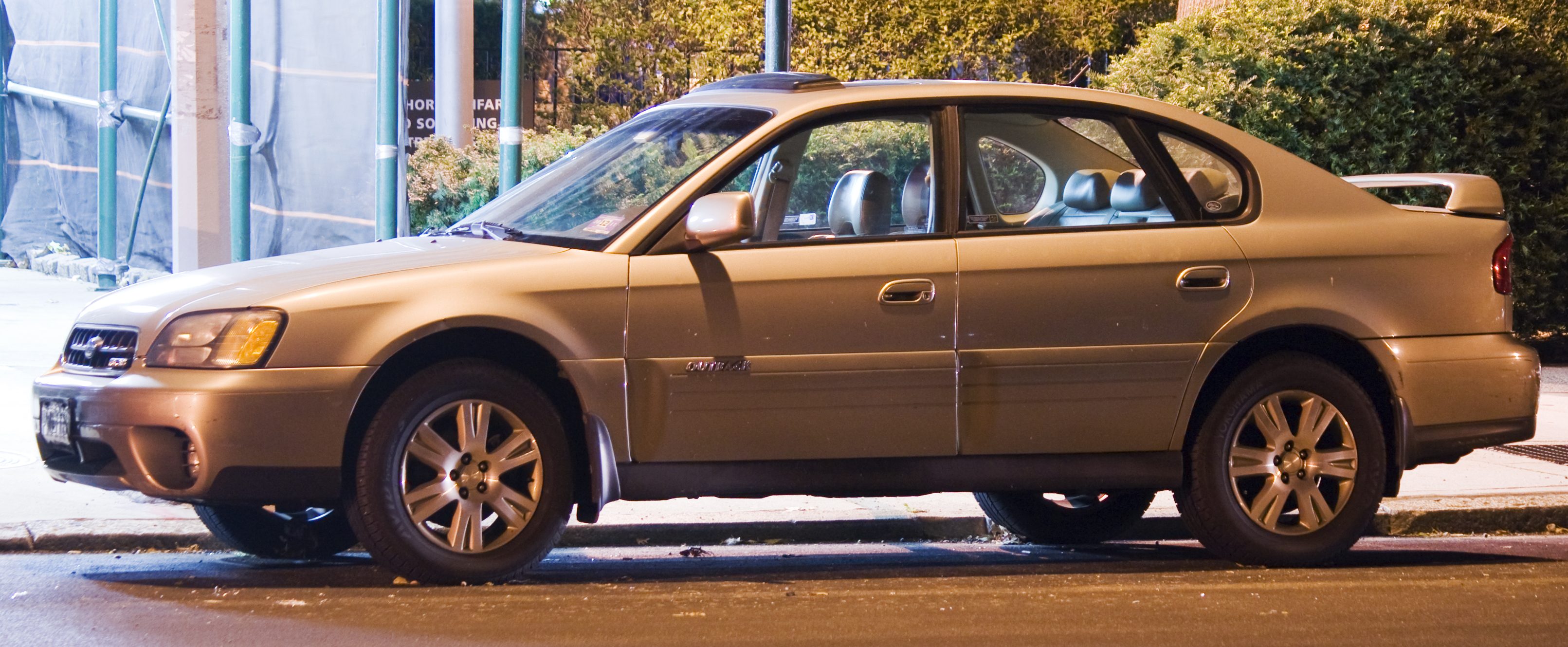 Subaru_Outback_Sedan_H6-3.0.jpg