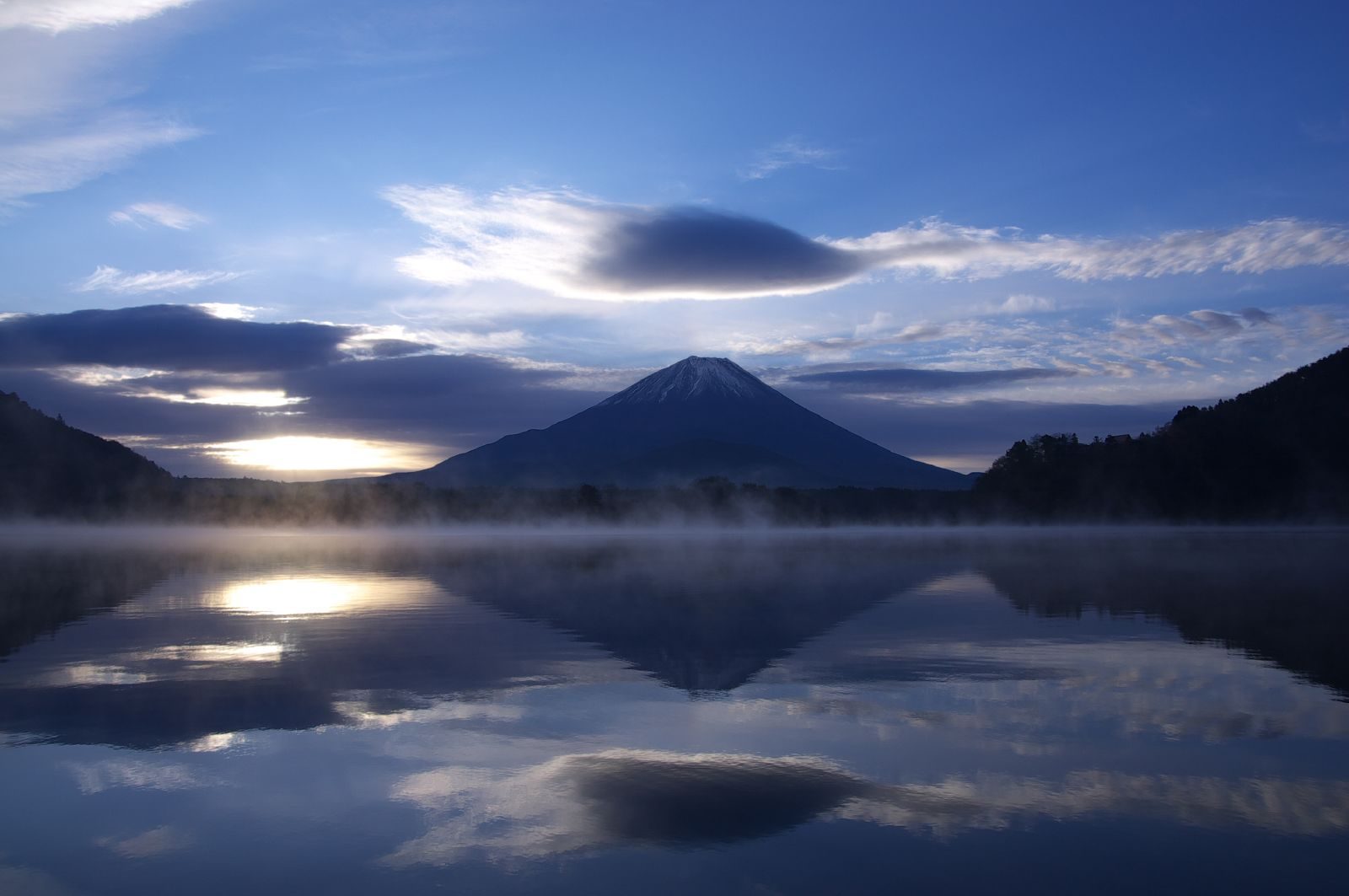 Mt.Fuji_and_Lake_Shojiko.jpg