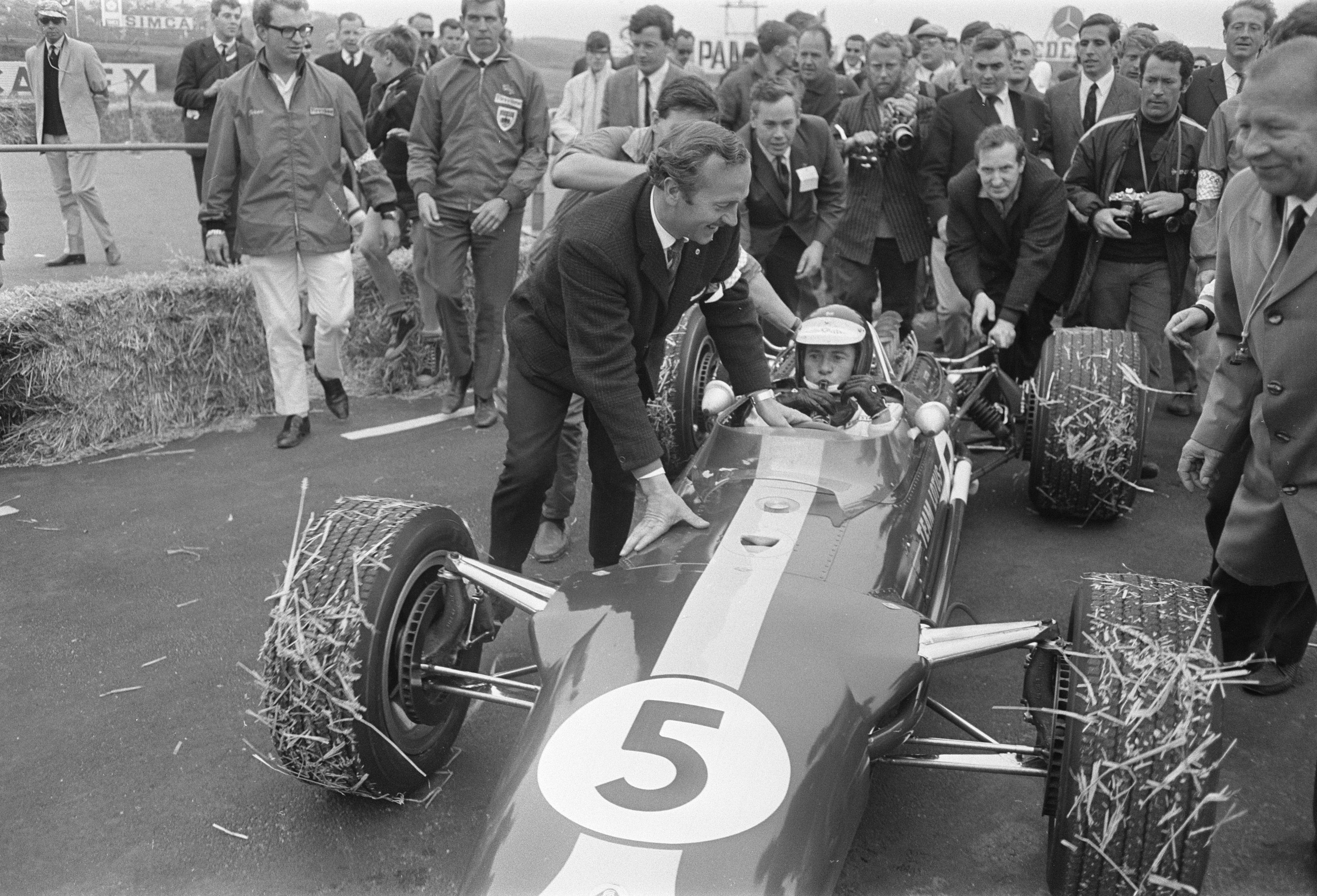 Clark_at_1967_Dutch_Grand_Prix_%286%29.jpg