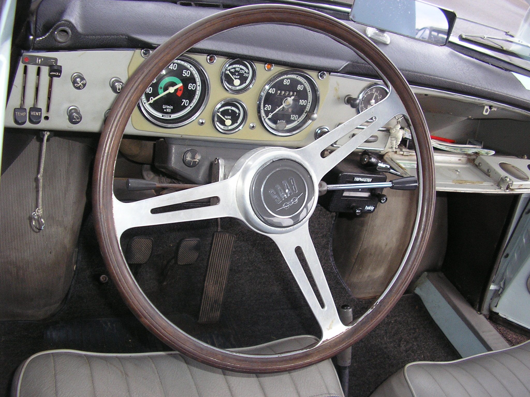 SAAB-GT850-interior.jpg