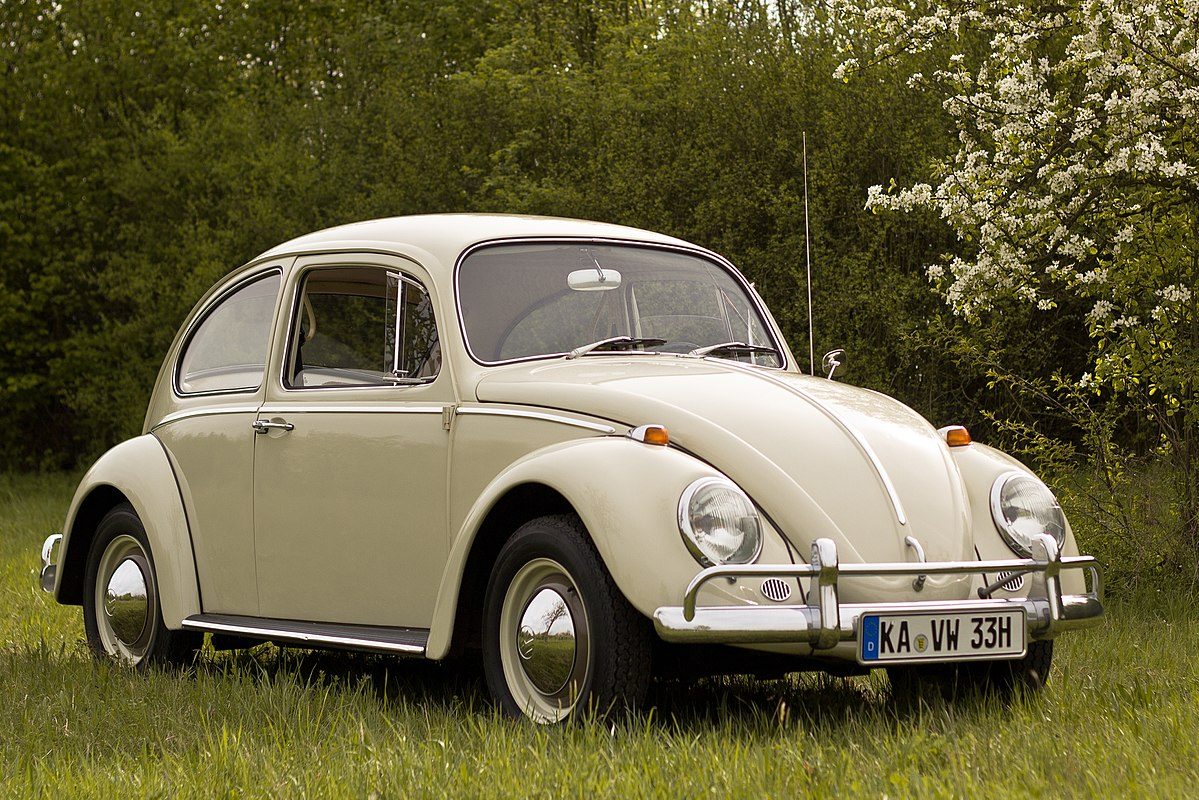 1200px-VW_K%C3%A4fer_Baujahr_1966.jpg