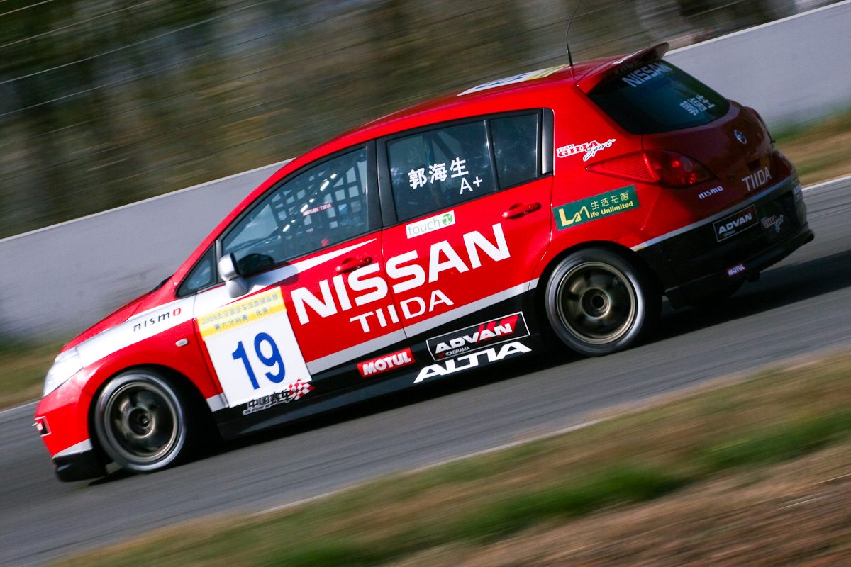 Nissan_Tiida_racing_car.jpg