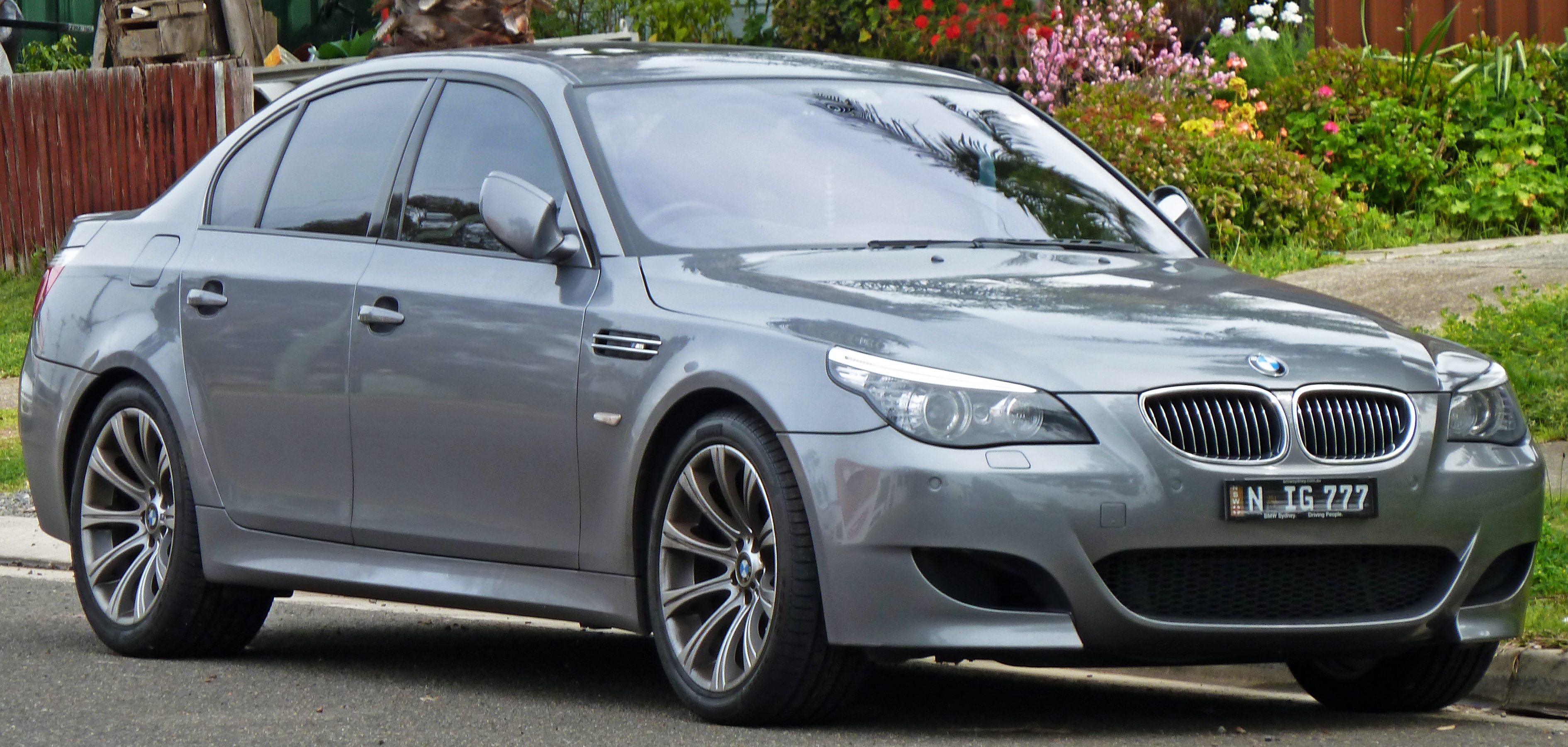 2007-2010_BMW_M5_(E60)_sedan_01.jpg