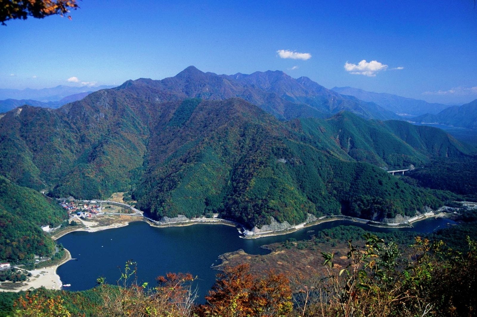 Lake_Shoji_from_panoramadai.jpg