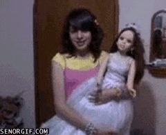 boneca-do-capeta.gif