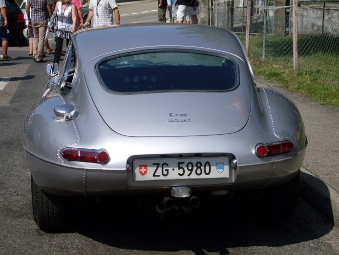 Jaguar_E-Type_Series_1_(XKE)_1961-1968_(1968_Lightweight)_(01)_-CB1-.jpg
